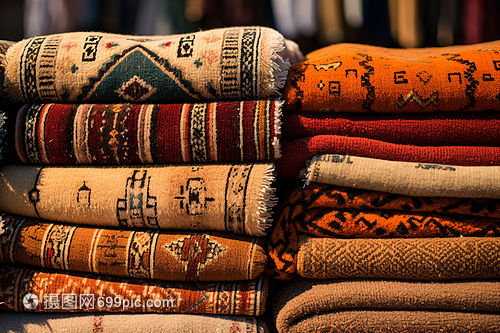 流淌在攤位間的色彩詩篇 五色斑斕的地毯與紡織品